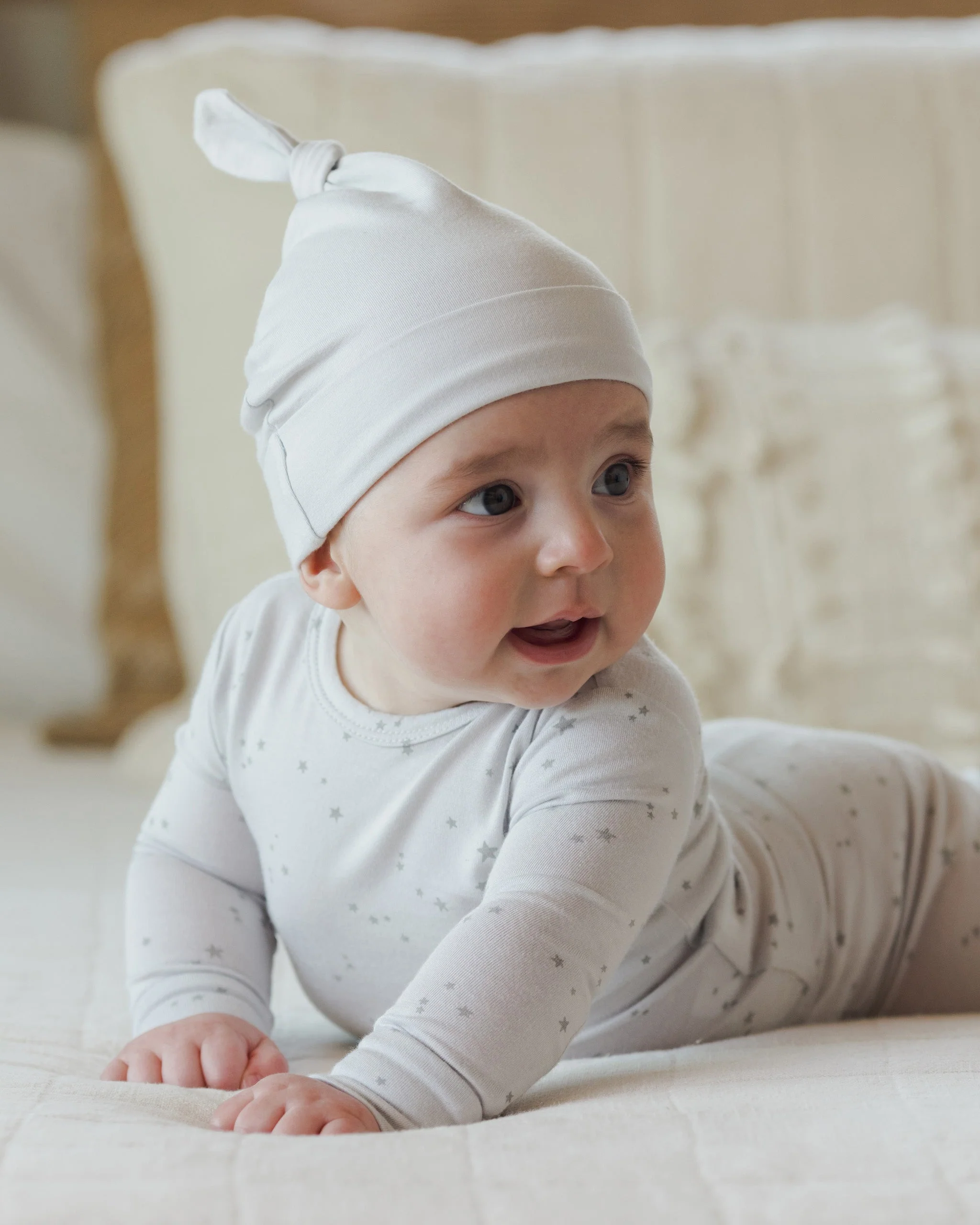 Knotted Baby Hat || Fog - Image 3